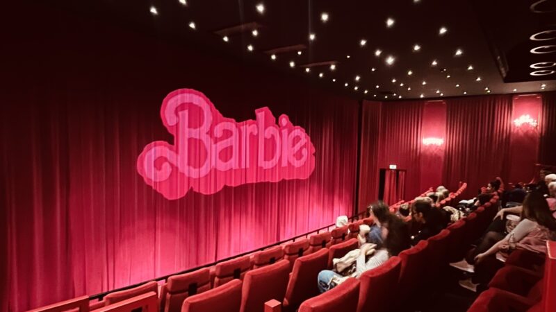 Barbiefilm Schauburg Karlsruhe Vorhang Barbie Schriftzug Barbie Looks nachstylen