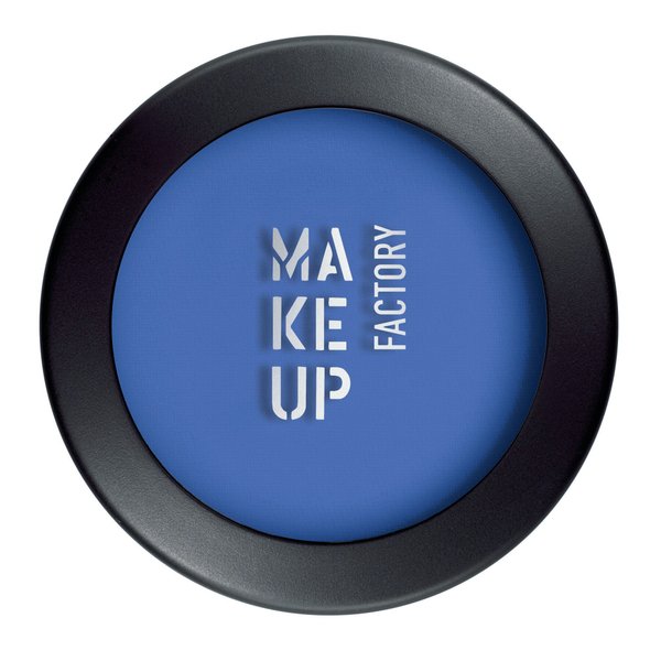Make-up-Trends Frühling/Sommer 2024 Make-up Factory Feel the Color Look Lidschatten blau